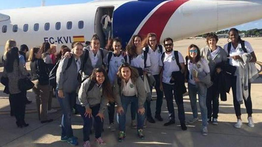 Las jugadoras del Andratx, antes de subir al avión que las trasladó a Murcia.