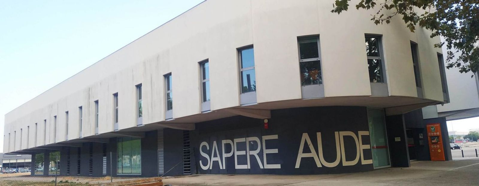 L’Escola està ubicada en el Centre de Formació Ferran Sunyer i Balaguer