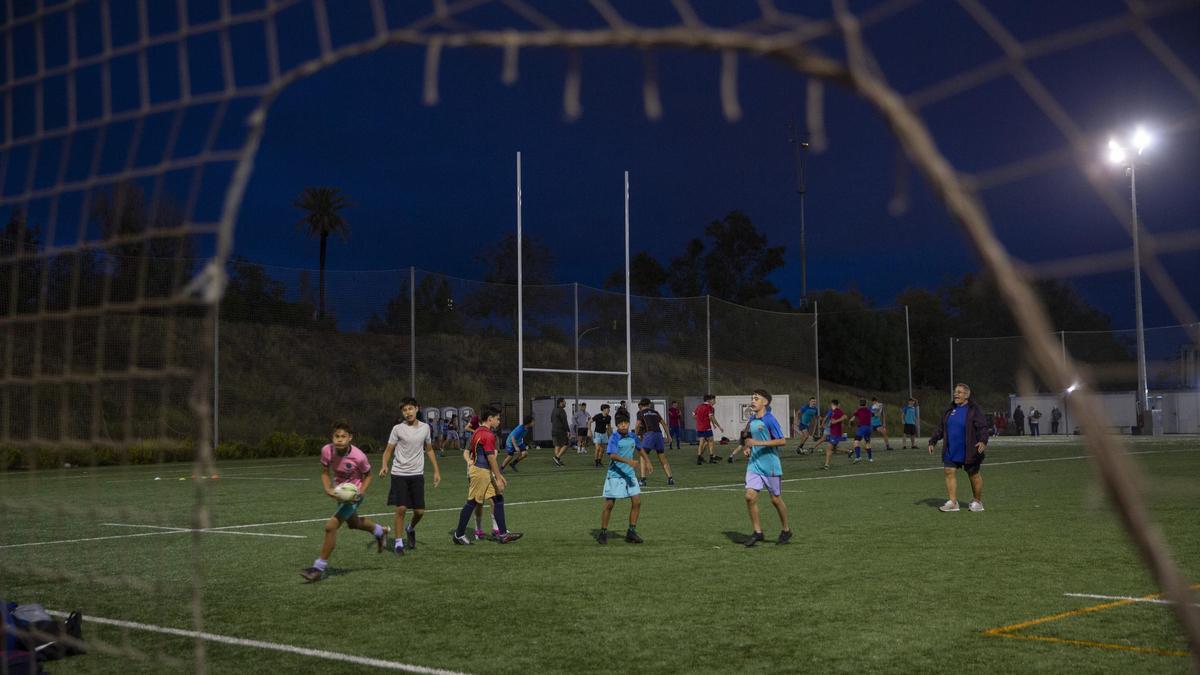 Una red rota en el campo de rugby del complejo deportivo Teixonera-Vall d'Hebron, en Barcelona.