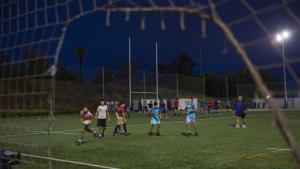 Una red rota en el campo de rugby del complejo deportivo Teixonera-Vall dHebron, en Barcelona.
