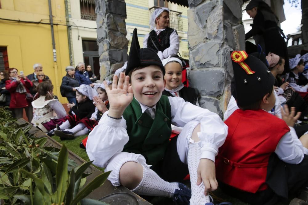 Desfile en Pola de Siero para celebrar los Güevos Pintos