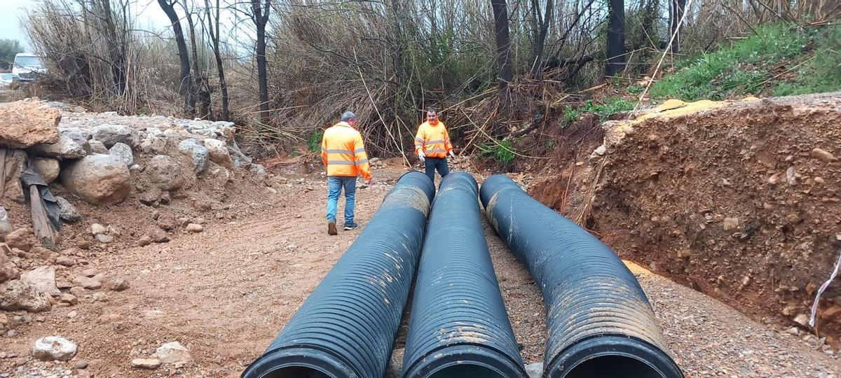 Operarios reparan los accesos a la granja de José Luis.