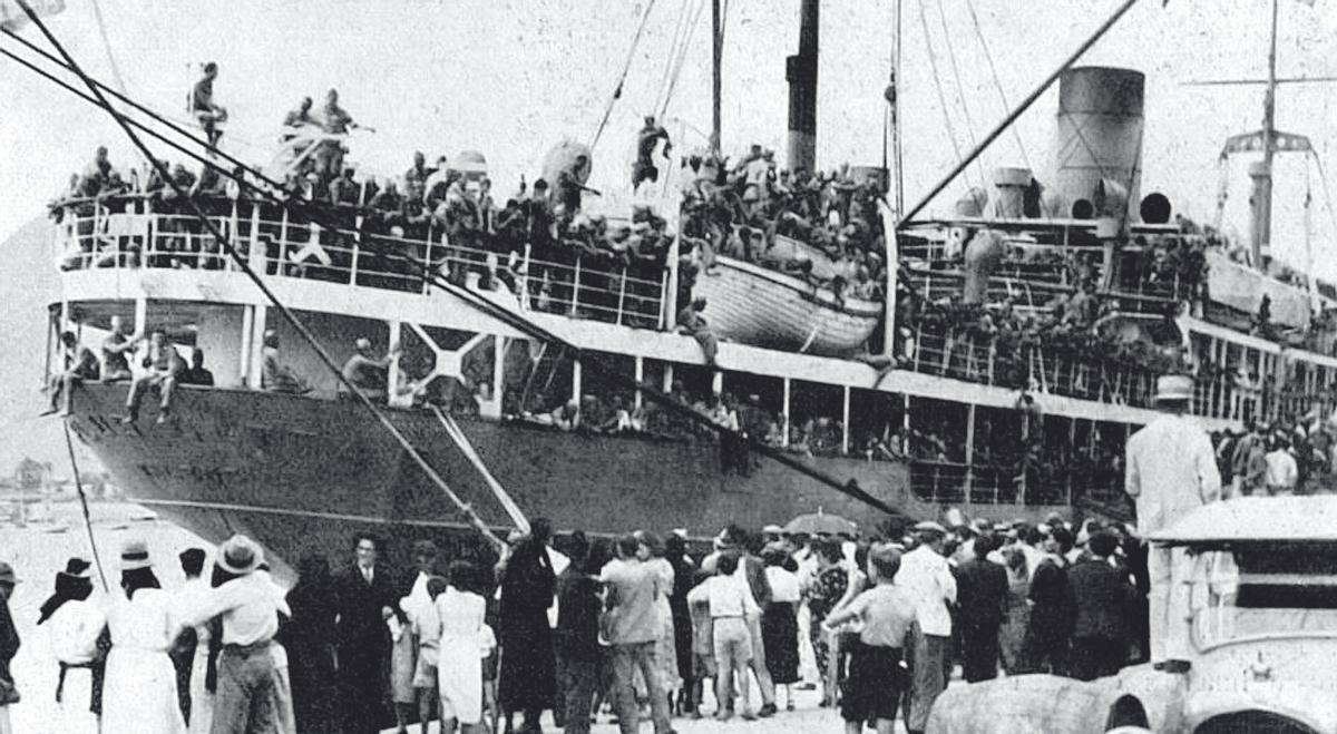 Embarque de las tropas con destino a la Península en el Puerto de Las Palmas.