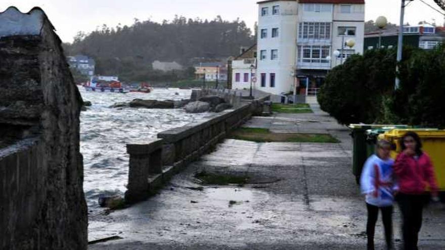 El mar está provocando serios daños estructurales a la plaza de O Regueiro, en A Illa de Arousa.  // I. A.