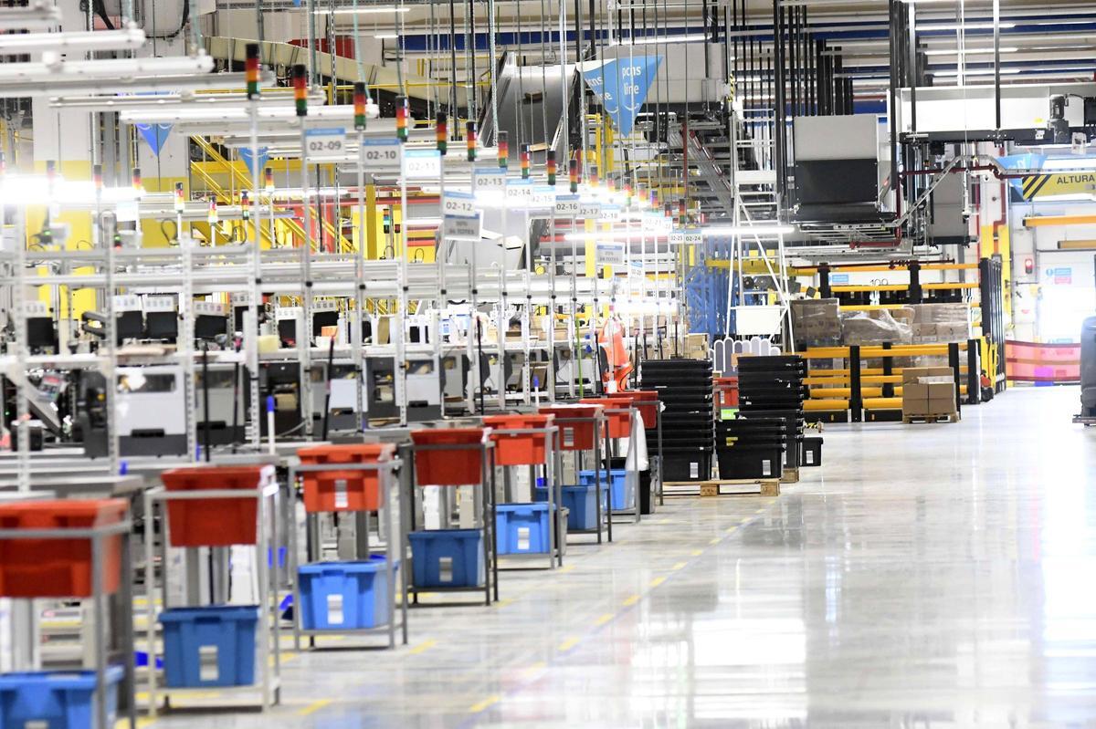 Así es por dentro el centro logístico de Amazon en Murcia