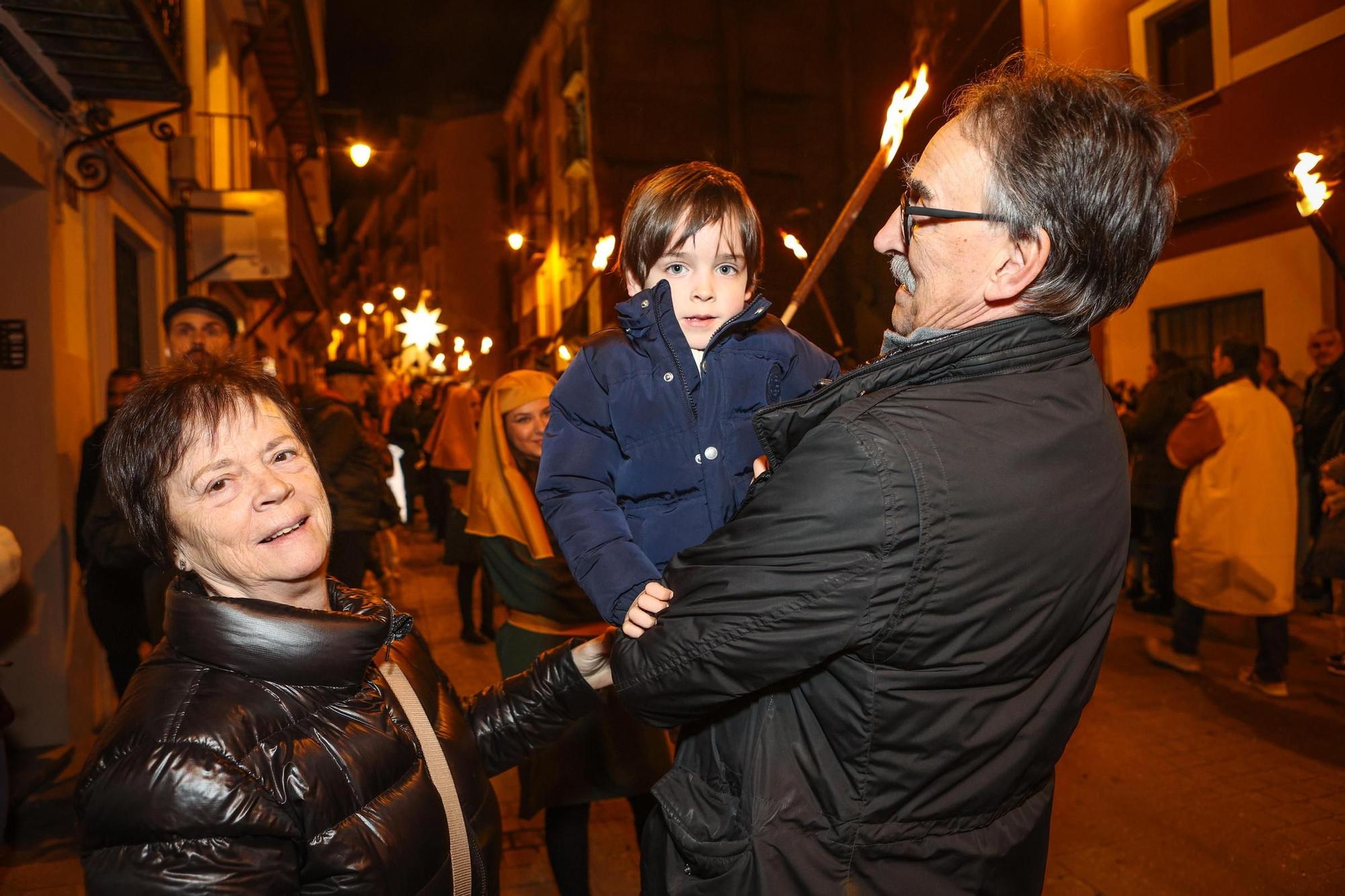 El Embajador Real y la entrega de cartas a las burritas llenan de ilusión las calles de Alcoy