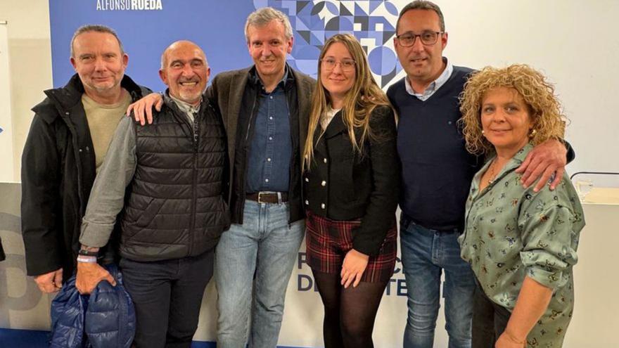 Alfonso Rueda (centro), con integrantes del PP de Moaña.   | //FDV