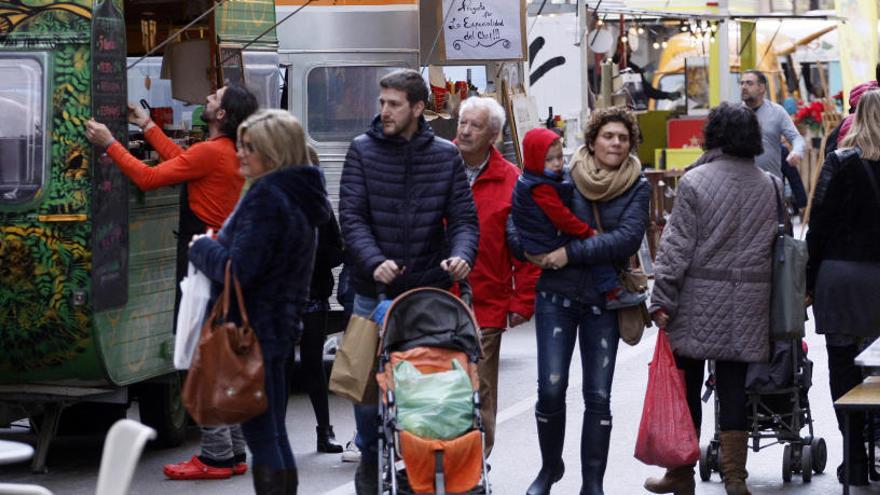 Trànsit de vianants al carrer del Migdia.