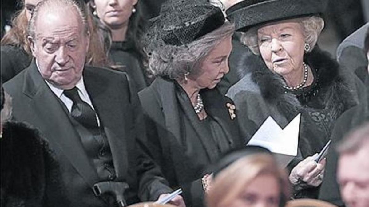 Juan Carlos, Sofía y Beatriz de Holanda.