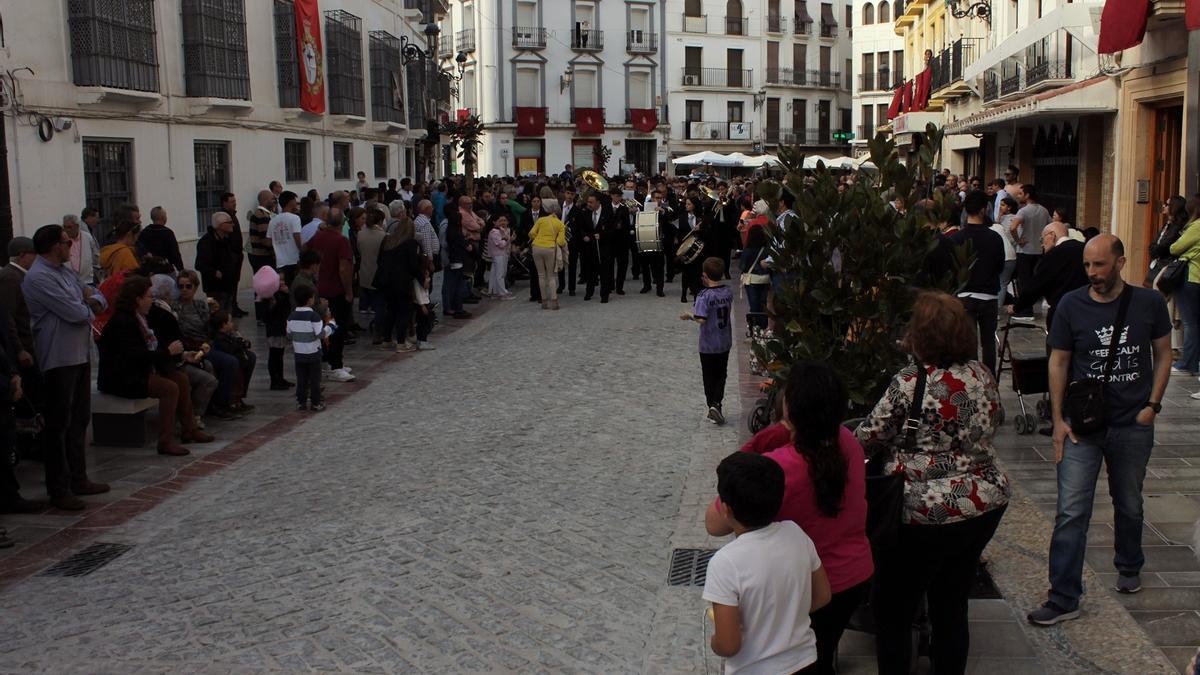 Participantes en la inauguración de la calle Río tras su reforma integral.