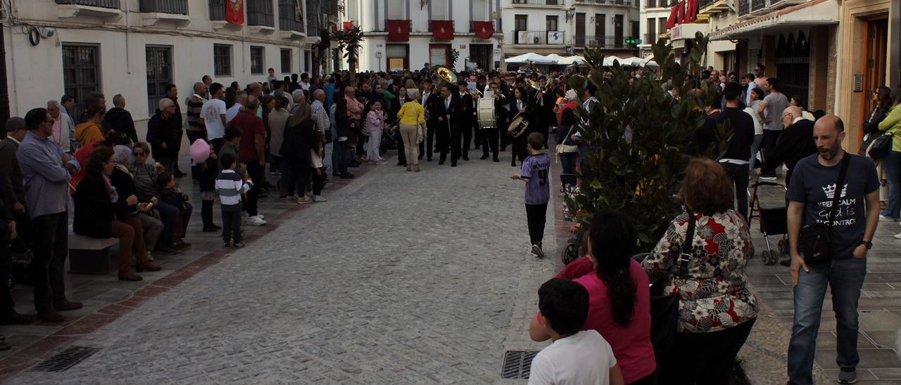 Participantes en la inauguración de la calle Río tras su reforma integral.