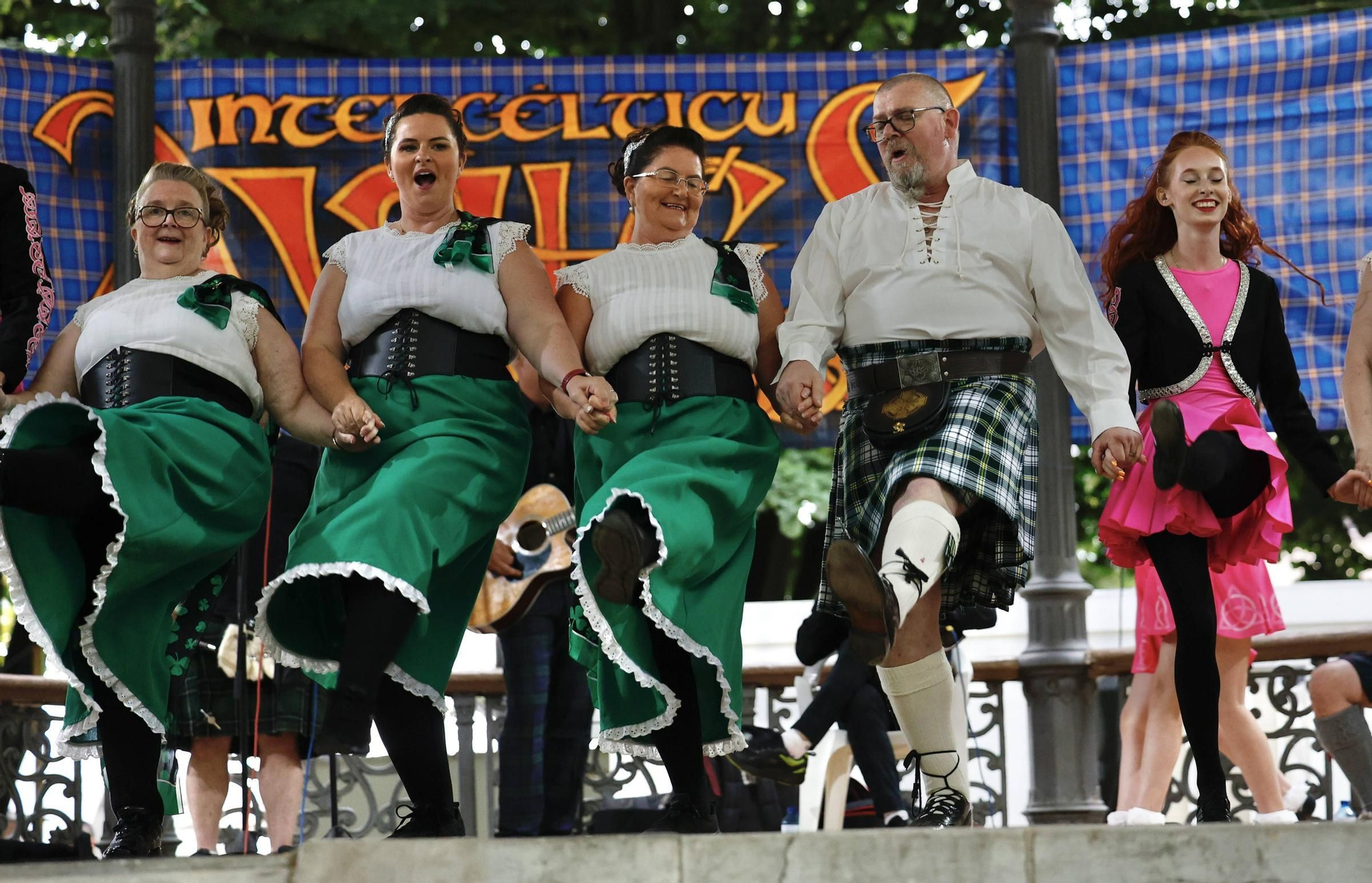 Así fue la colorida actuación del grupo norirlandés "Keltic Flair" en el festival Intercélticu de Avilés