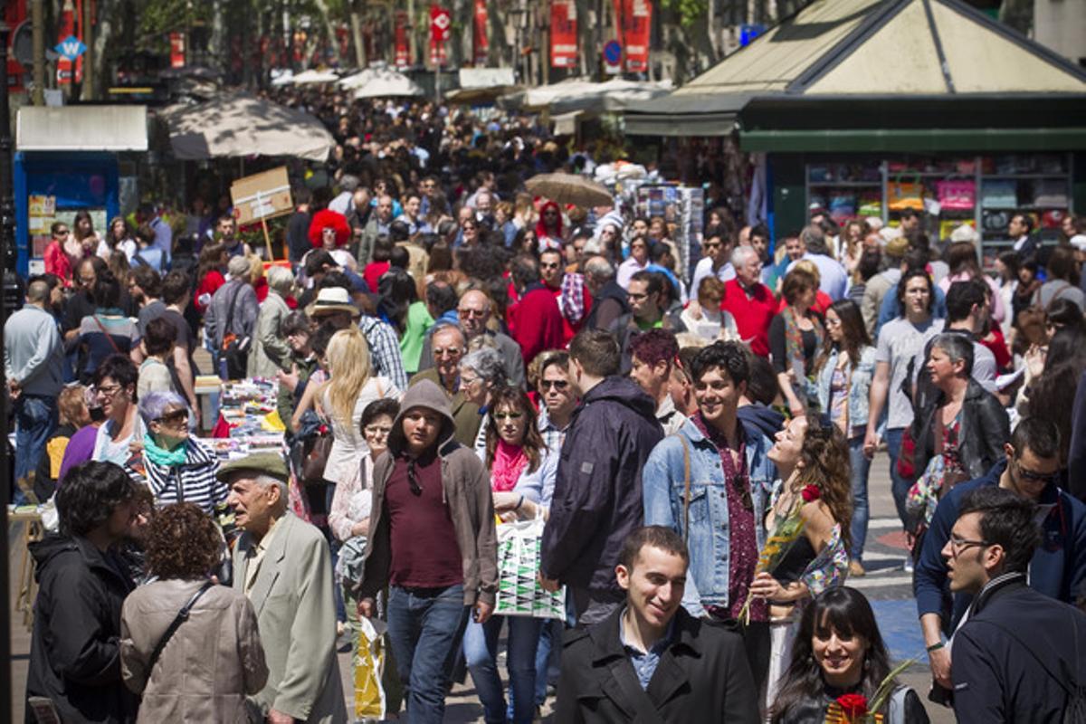 Las calles de Barcelona repletas de gente durante la Diada de Sant Jordi.