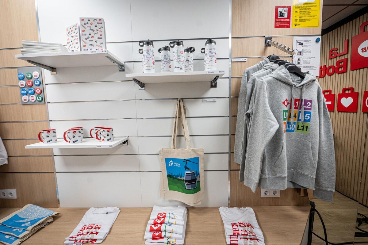 TMB presenta la primera tienda de merchandising de TMB en el metro de Barcelona, situada en la estación de Sagrada Família. Laia Bonet participa en la inauguración, este lunes. 