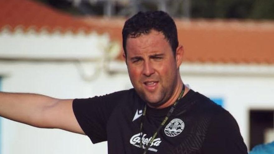 Miguel Ángel Ávila, dirigiendo al Coria, al que ascendió a Segunda Federación hace poco más de un año.