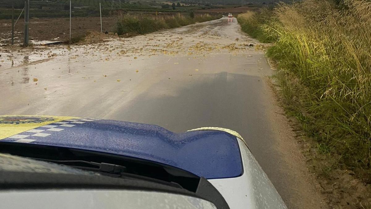La carretera de San Miguel a Las Filipinas sigue cortada tras la tormenta del sábado sin que el Ayuntamiento actúe
