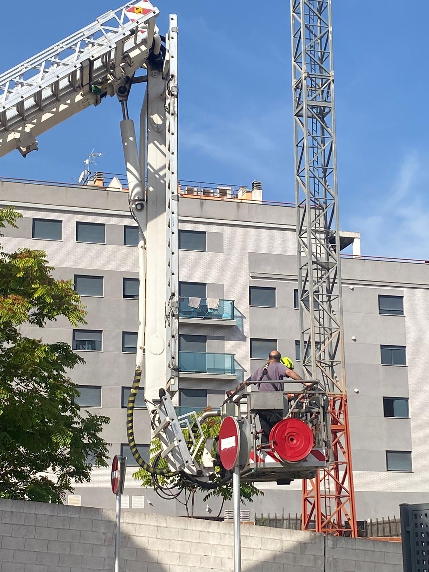 Rescatan a un hombre tras subirse a una grúa de la construcción en Xàtiva