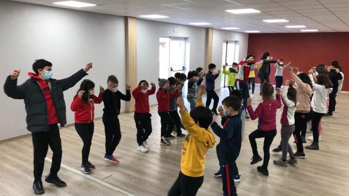 La resaca del 25-N.   Alumnado de los institutos de Lalín acudió ayer a un taller en el consistorio con motivo del Día Internacional por la Erradicación de la Violencia contra las Mujeres. El IES Nº1 de A Estrada o el CEIP de Oca son otros ejemplos de actividades en los centros. El Concello de Silleda entregó ayer a los suyos libros sobre igualdad.