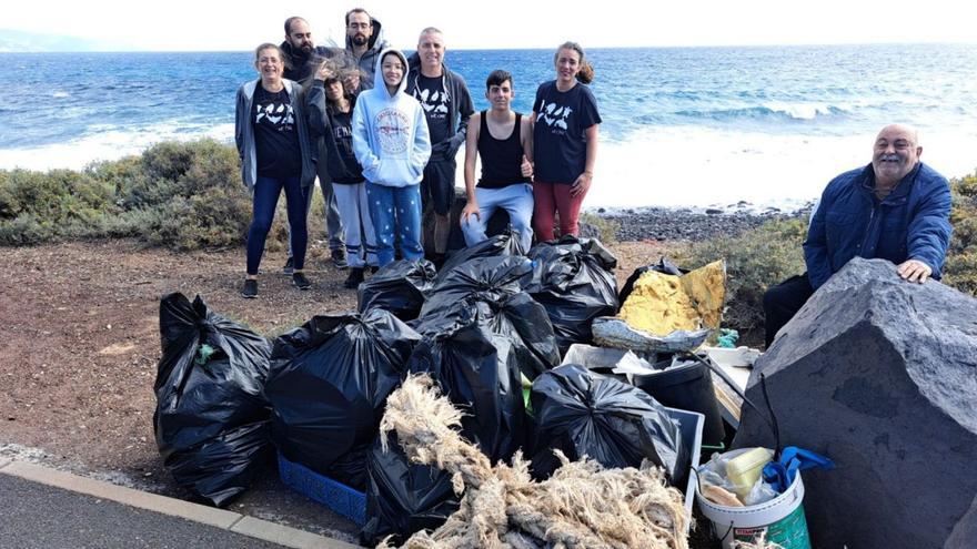 Artes de pesca, cabos y cubos: los 118 kilos de basura retirados de la Playa de Lima, en Arafo