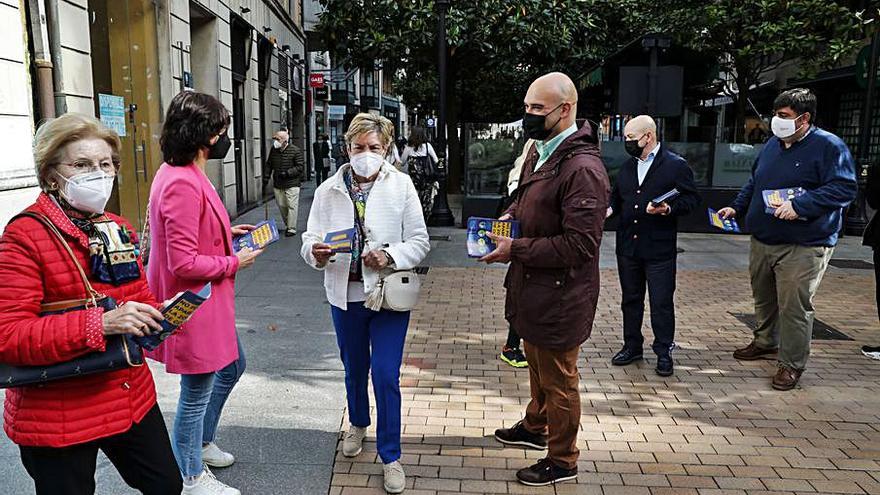 Los tres concejales de Foro, en la plaza de Italia, repartiendo sus folletos informativos sobre movilidad. | Juan Plaza