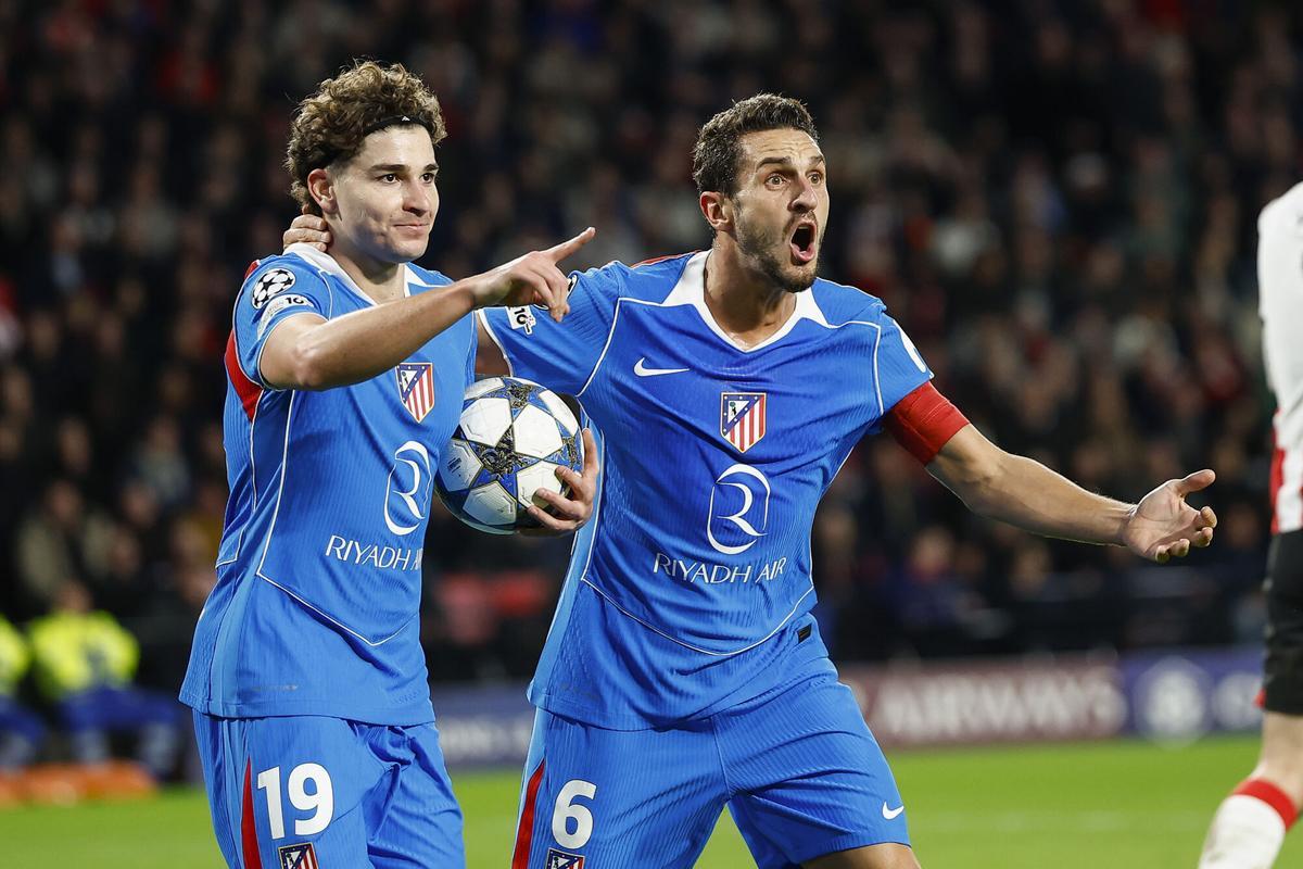 Julián y Koke celebran un gol.