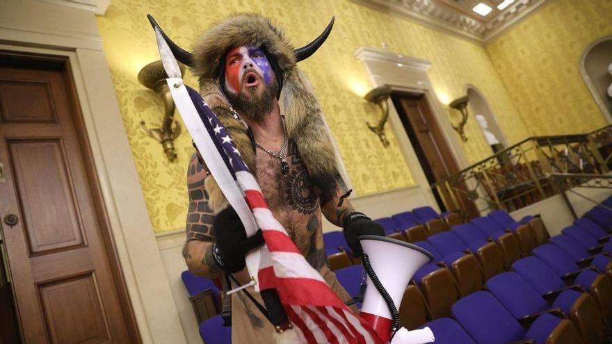 Qui és Jake Angeli, l&#039;home disfressat amb un casc de bisó que ha irromput al Capitoli dels EUA?
