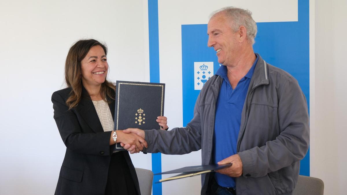 Marta Villaverde y Santiago Cruz, tras firmar el convenio.