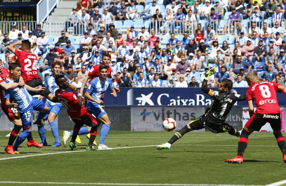 Un tanto de Leo Suárez a cinco minutos del final le da la victoria y los tres puntos al RCD Mallorca en su visita a La Rosaleda, en un duelo de aspirantes al ascenso a Primera División que comenzaban la jornada empatados a puntos.