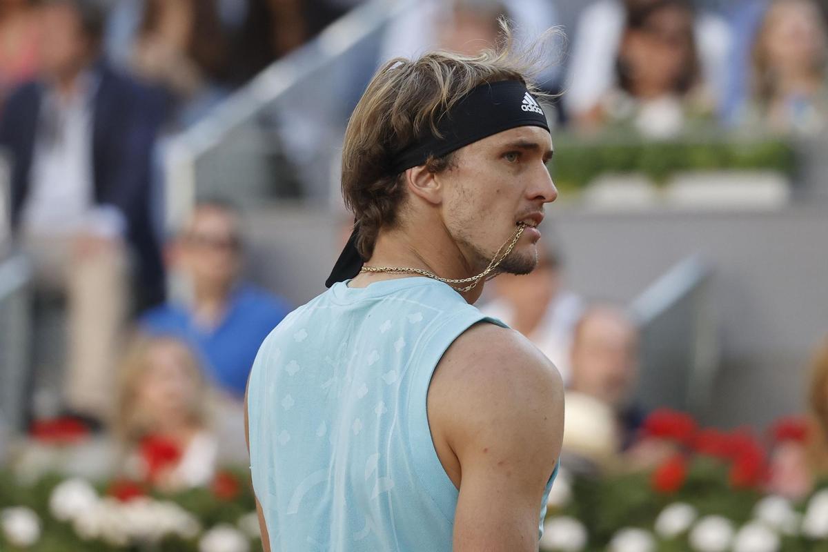 MADRID, 08/05/2022.- El tenista alemán Alexander Zverev, durante la final masculina del Mutua Madrid Open contra el español Carlos Alcaraz, este domingo en la Caja Mágica en Madrid. EFE/Emilio Naranjo