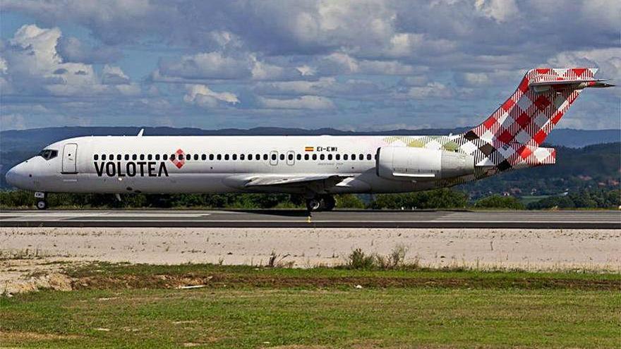 El último avión de Volotea, ayer, en Alvedro.