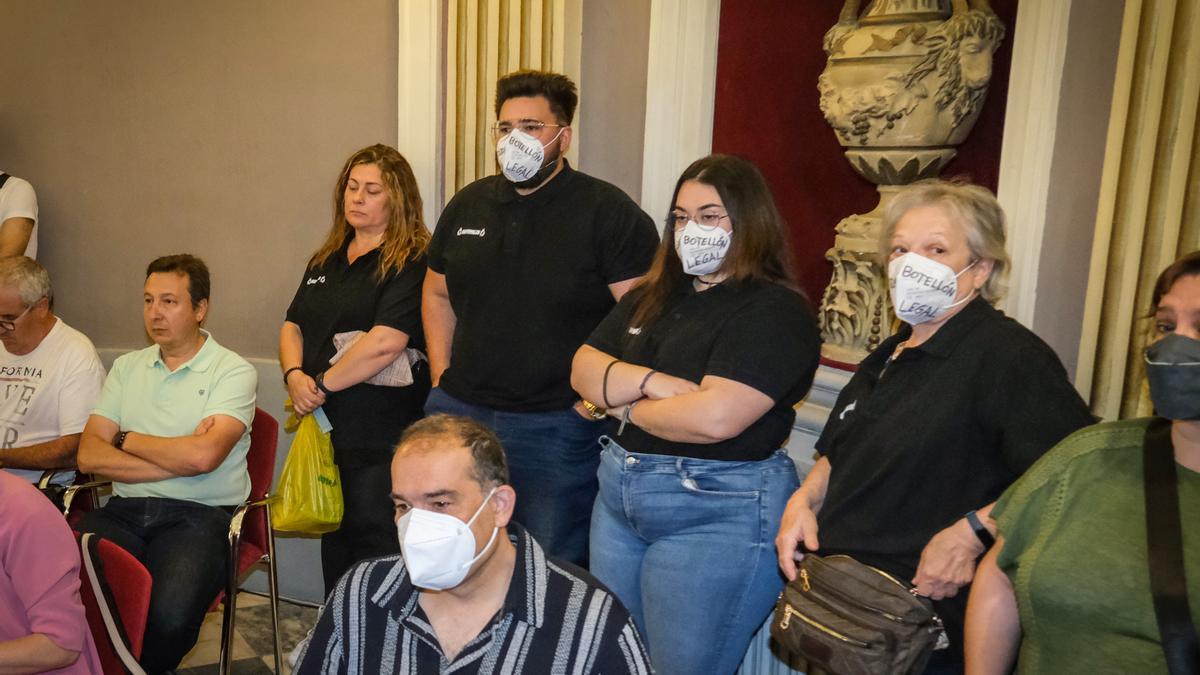 Asistentes al pleno para defender que el botellón se autorice, ayer.