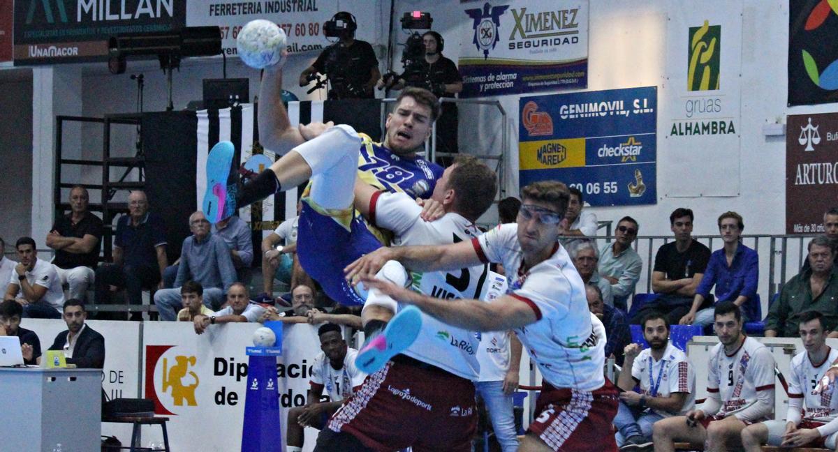 David Estepa es frenado por una defensa rival.