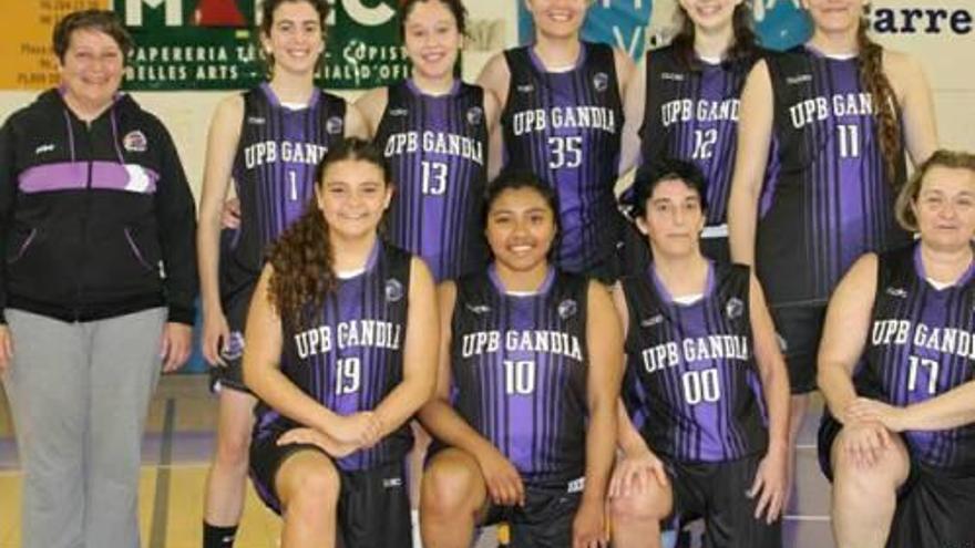 Jugadoras y entrenadora de UpB Gandia.