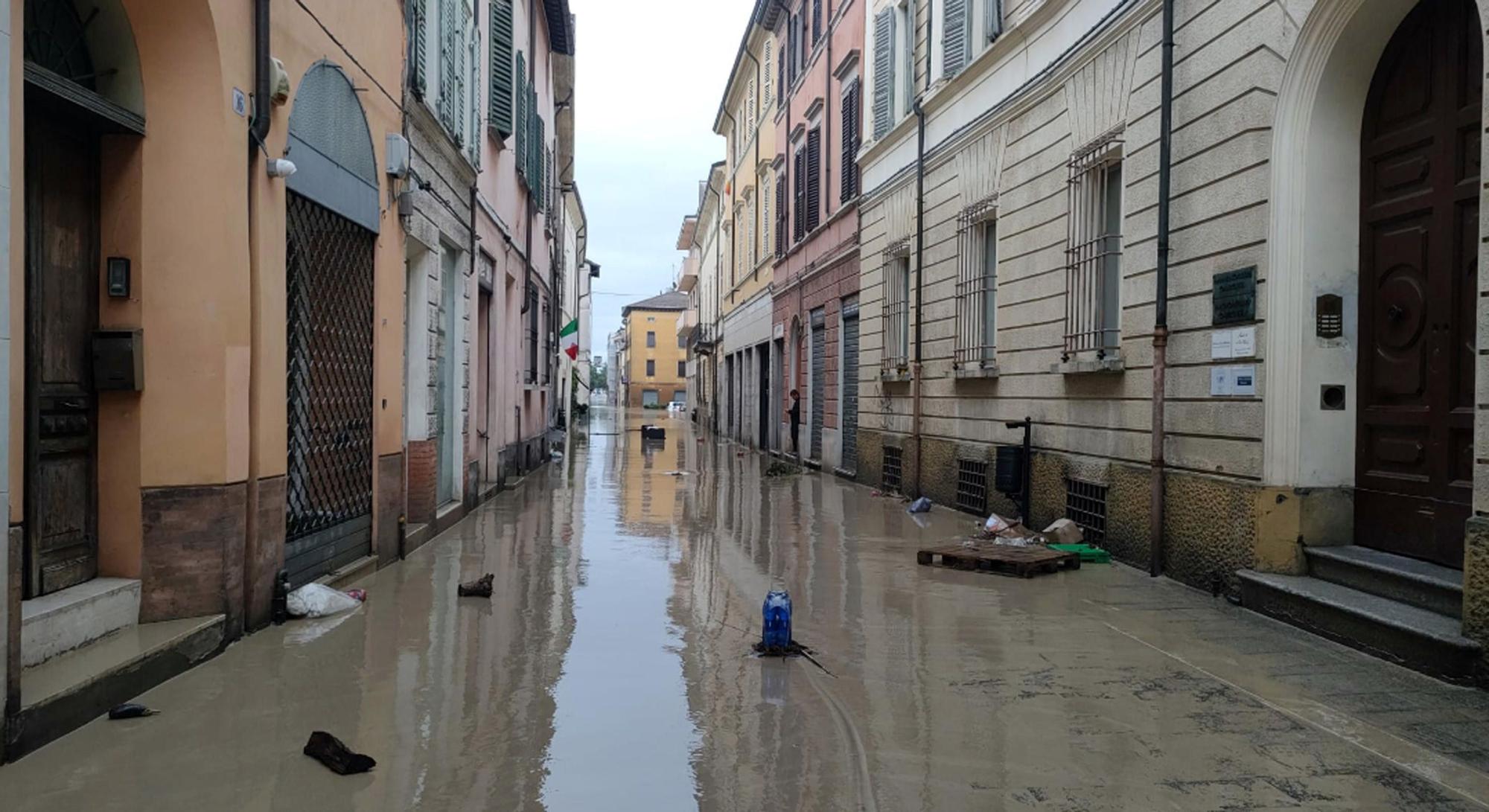 Un carrer inundat pel temporal a Faenza, Itàlia