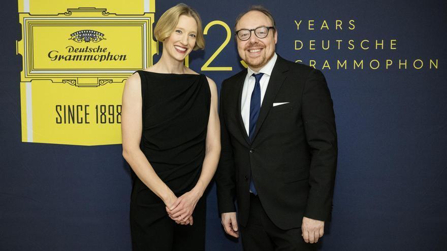 Joana Mallwitz y Dr. Clemens Trautmann, el presidente de Deutsche Grammophon.