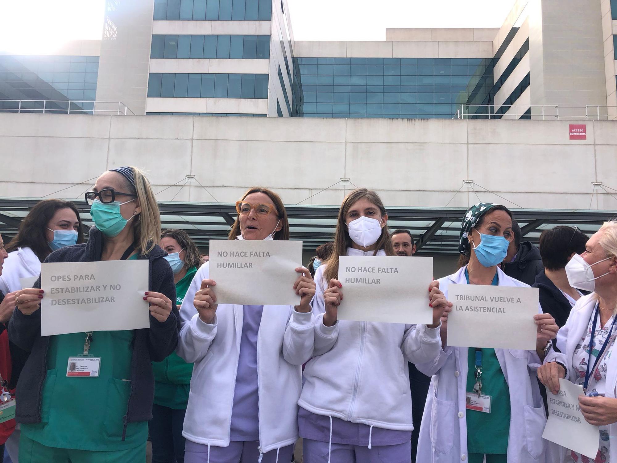 Los sanitarios se manifiestan a las puertas de La Fe por las oposiciones