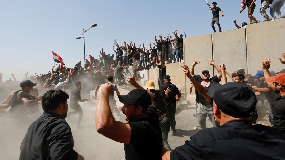 Seguidores de Muqtada al Sadr en la 'zona verde' de Bagdad.