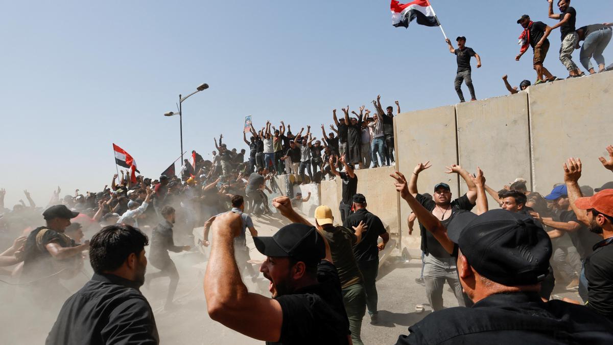 Seguidores de Muqtada al Sadr en la 'zona verde' de Bagdad.