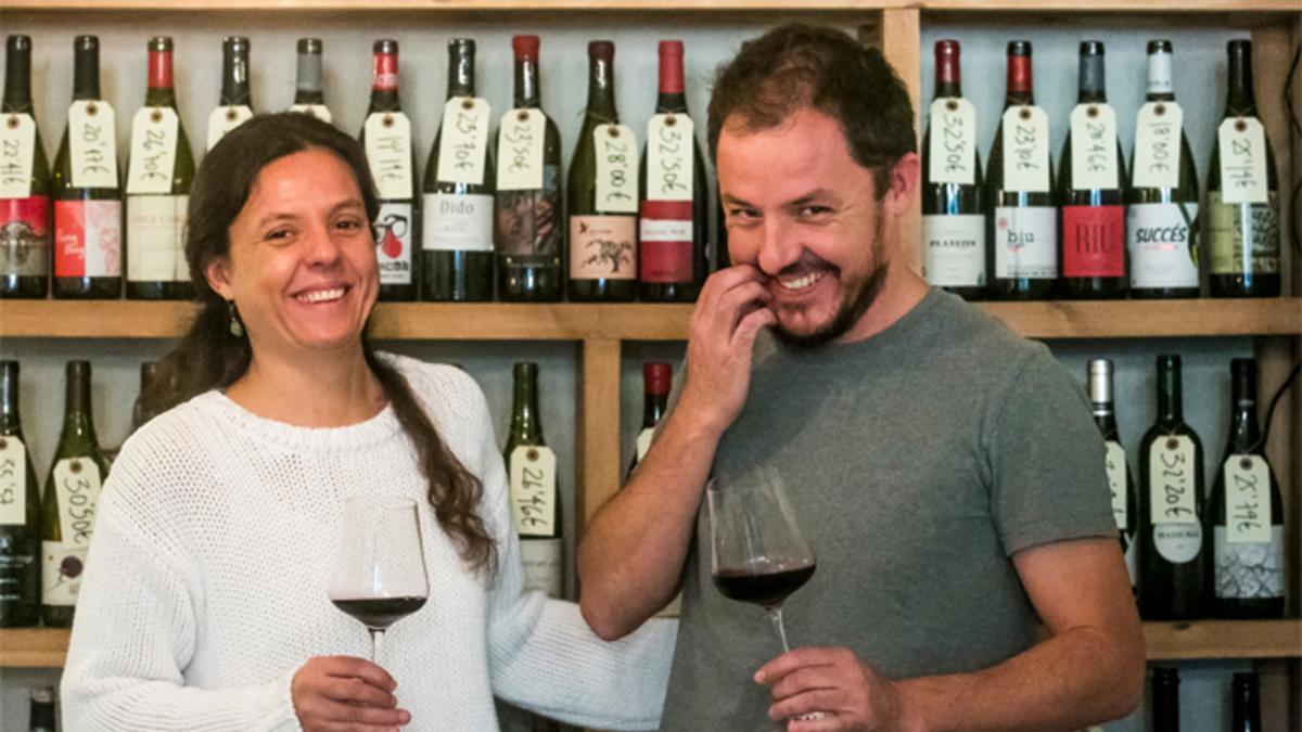 Janina y Xavi Rutia, ante una de las estanterías llenas de vinos