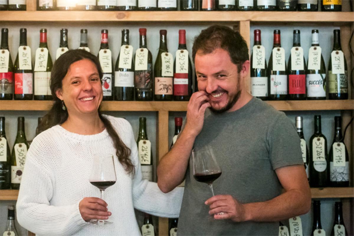Janina i Xavi Rutia, davant una de les prestatgeries plenes de vins.