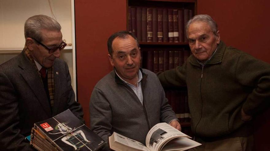 Ramón Hernández, Juan José Cima y Enrique Arrones, ayer, preparando la mudanza.