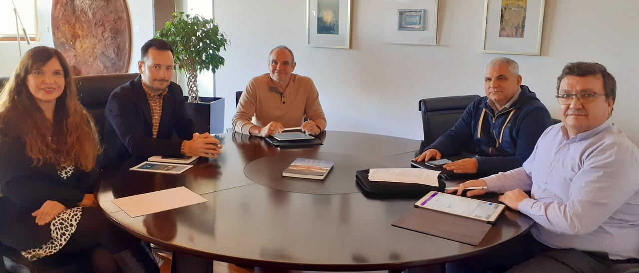 La técnica de Movilidad de Vila, el alcalde, Rafa Ruiz, y el concejal de Movilidad, Aitor Morrás, durante una reunión con Alejandro Cardell y su abogado.