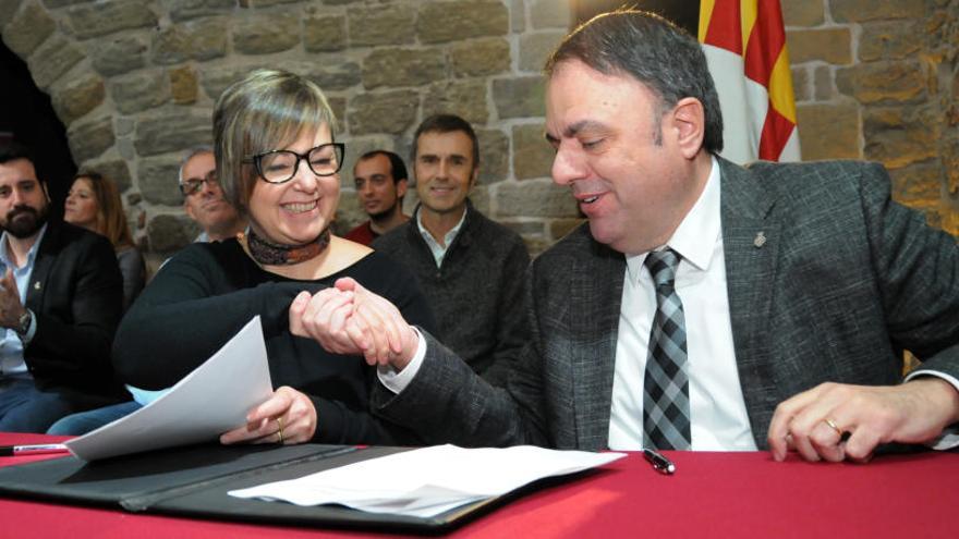 Mireia Estefanell i Valentí Junyent, firmant el pacte de govern.