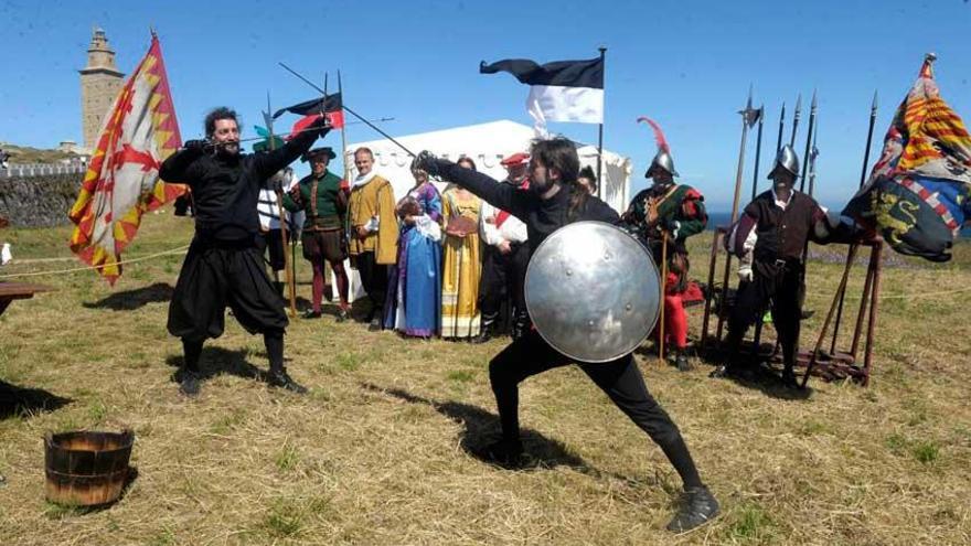 Exhibición de esgrima histórica durante una recreación de la época romana.