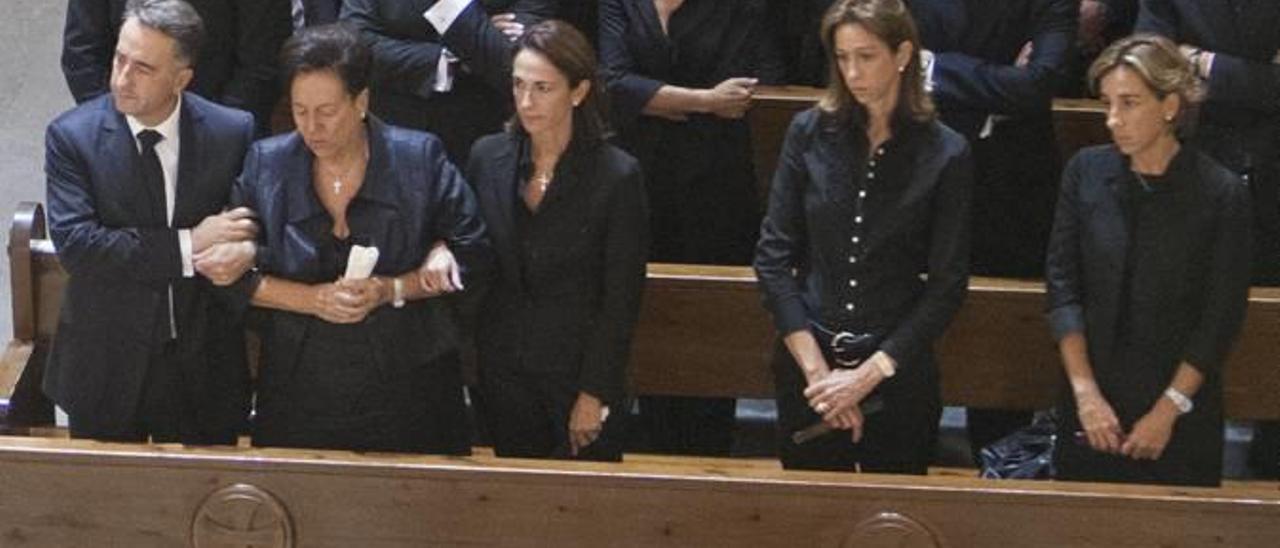 Los cuatro hermanos Sala junto a su madre en el funeral de Vicente Sala. AMORÓS