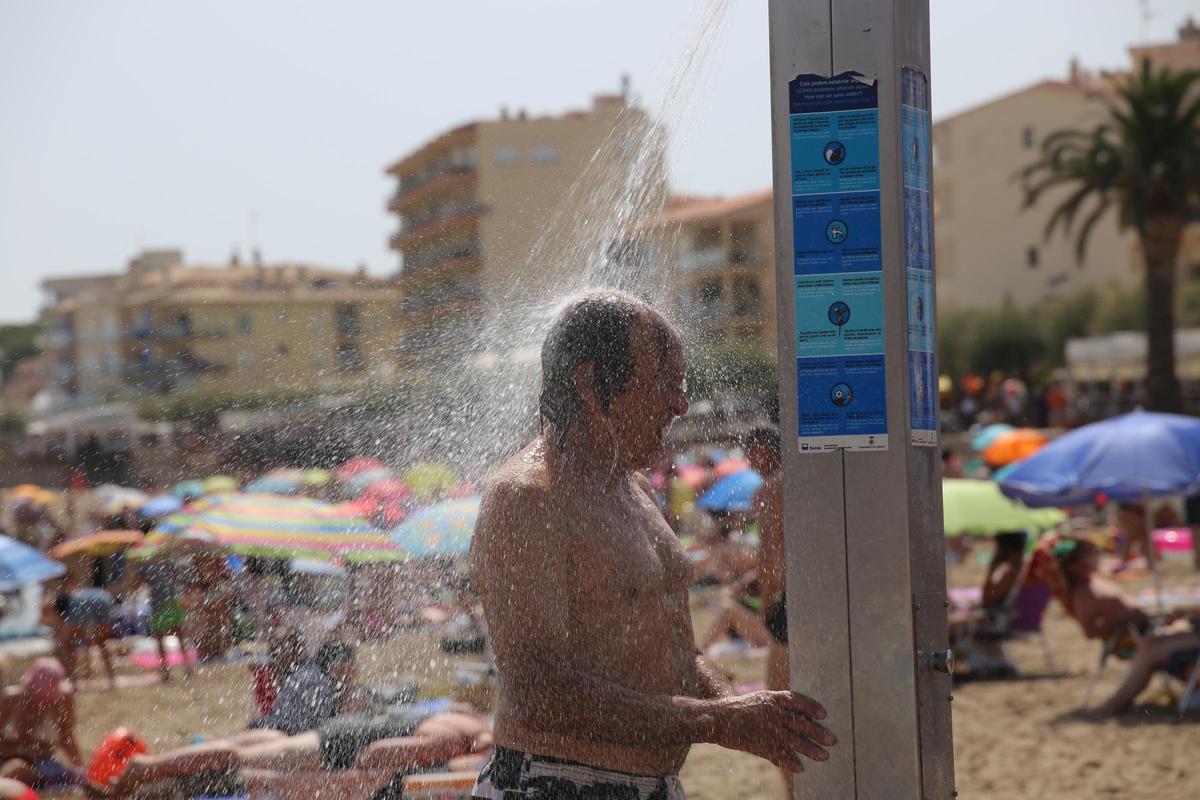 Gent a la platja en una onada de calor a l'Alt Empordà, en una imatge d'arxiu.