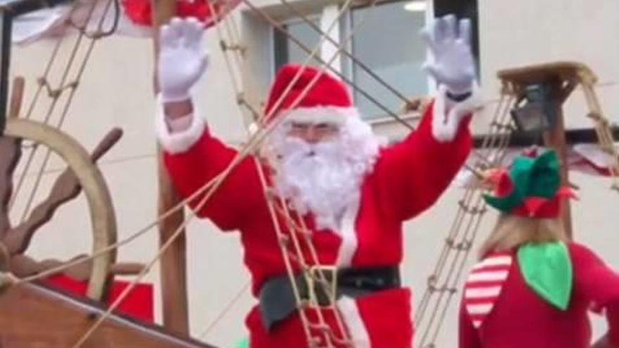 Desde la granja indican que con los eventos financian la alimentación de los animales y el veterinario. Al lado, Papá Noel llega en barco a la Mar Salada.