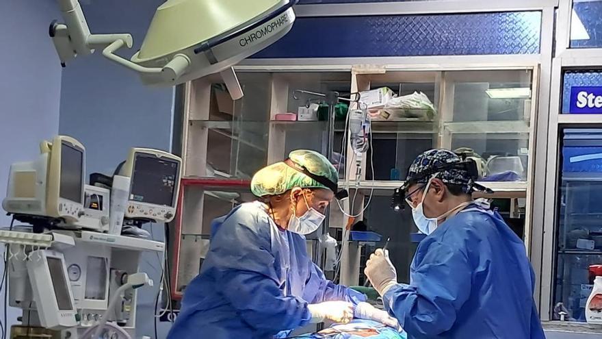 De Plasencia a Uganda: dos cirujanos operan a 130 pacientes en jornadas de 13 horas al día