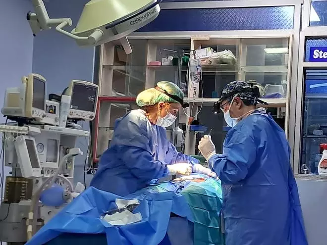Fotogalería | Las imágenes de la labor de dos cirujanos del hospital de Plasencia en Uganda