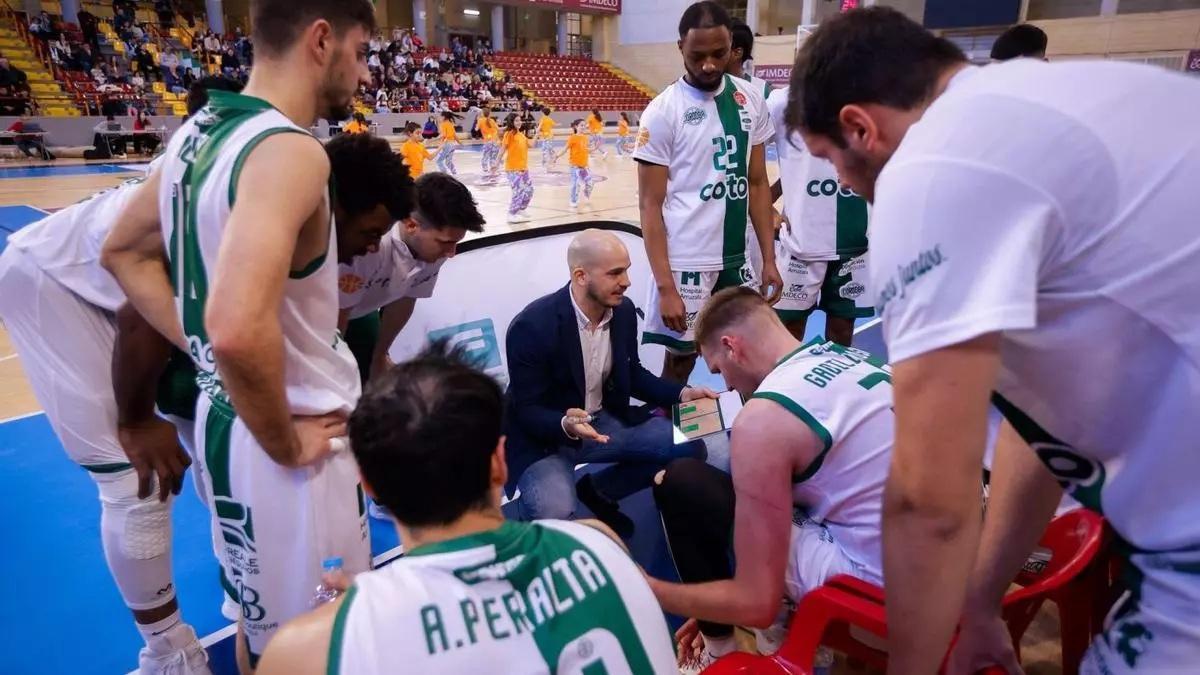 Nacho Pastor da instrucciones en un tiempo muerto del Coto Córdoba en la campaña 24-25.